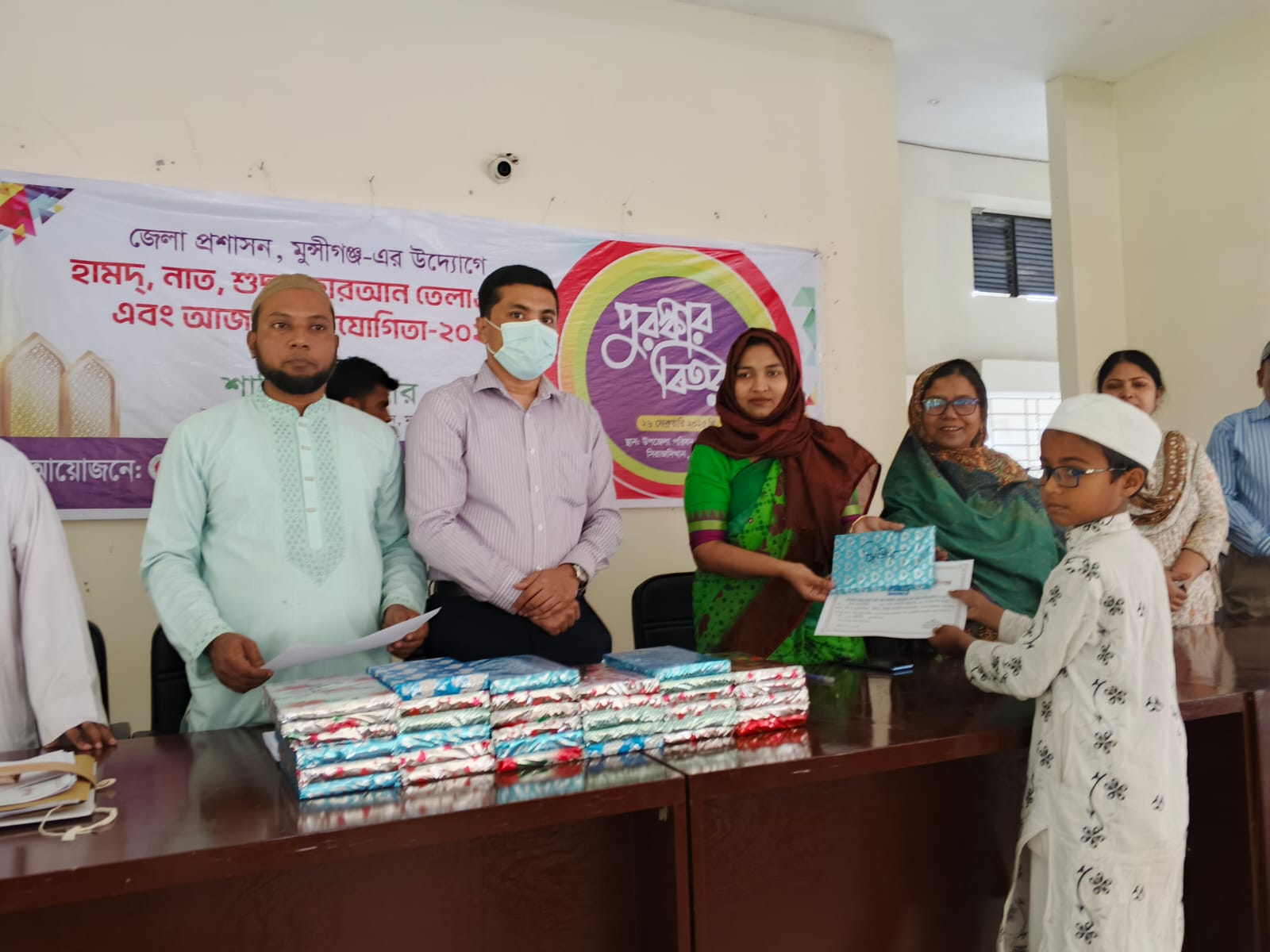 সিরাজদিখানে শুদ্ধভাবে কোরআন তেলাওয়াত, হামদ-নাত এবং আযান প্রতিযোগিতায় বিজয়ীদের মাঝে পুরস্কার বিতরণ করা হয়। -সভ্যতার আলো