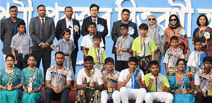 সেনাবাহিনীর প্রধান জেনারেল ওয়াকার-উজ-জামান ঢাকা সেনানিবাসের প্রয়াস প্রাঙ্গণে বিশেষায়িত শিক্ষাপ্রতিষ্ঠান প্রয়ারসর বার্ষিক ক্রীড়ায় বিজয়ীদের সঙ্গে। ছবি- আইএসপিআর