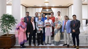 প্রধান উপদেষ্টা অধ্যাপক মুহাম্মদ ইউনূসের কাছে প্রতিবেদন জমা দিয়েছে স্থানীয় সরকার সংস্কার কমিশন। ছবি: পিআইডি