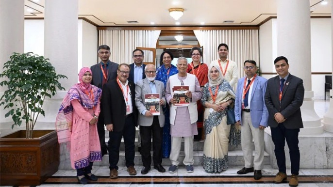 প্রধান উপদেষ্টা অধ্যাপক মুহাম্মদ ইউনূসের কাছে প্রতিবেদন জমা দিয়েছে স্থানীয় সরকার সংস্কার কমিশন। ছবি: পিআইডি